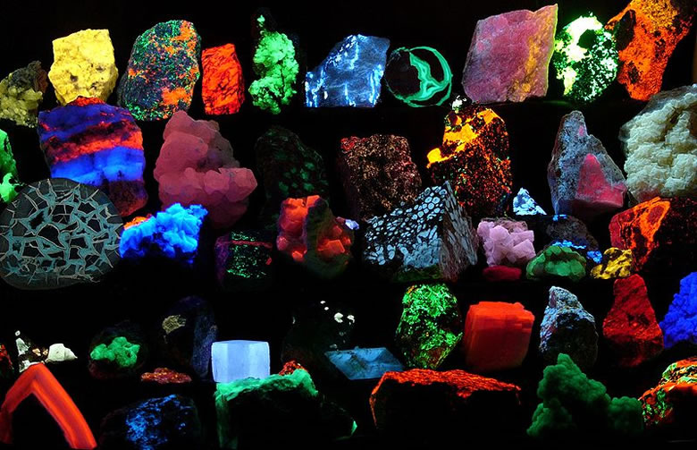 fluorescent minerals - photo by Hannes Grobe