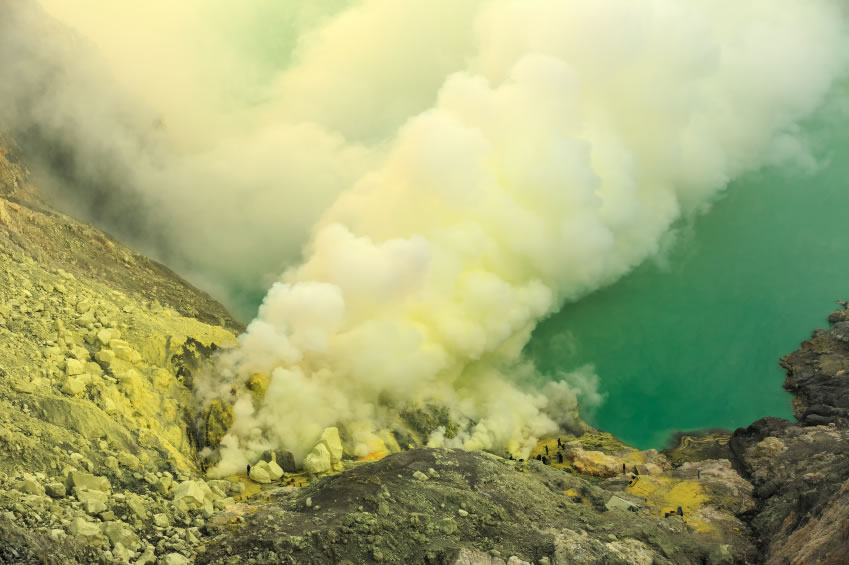 sulfur-fumarole-kawah-ijen-volcano-lg.jpg