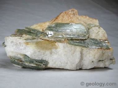 Kyanite - Wikipedia